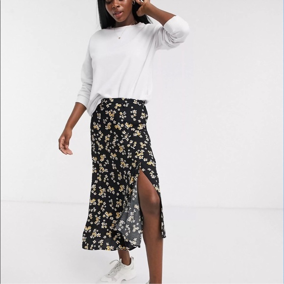 NWT Wednesday’s Girl Midi Skirt With Asymmetric Hem In Ditsy Floral Size Small - Picture 1 of 8
